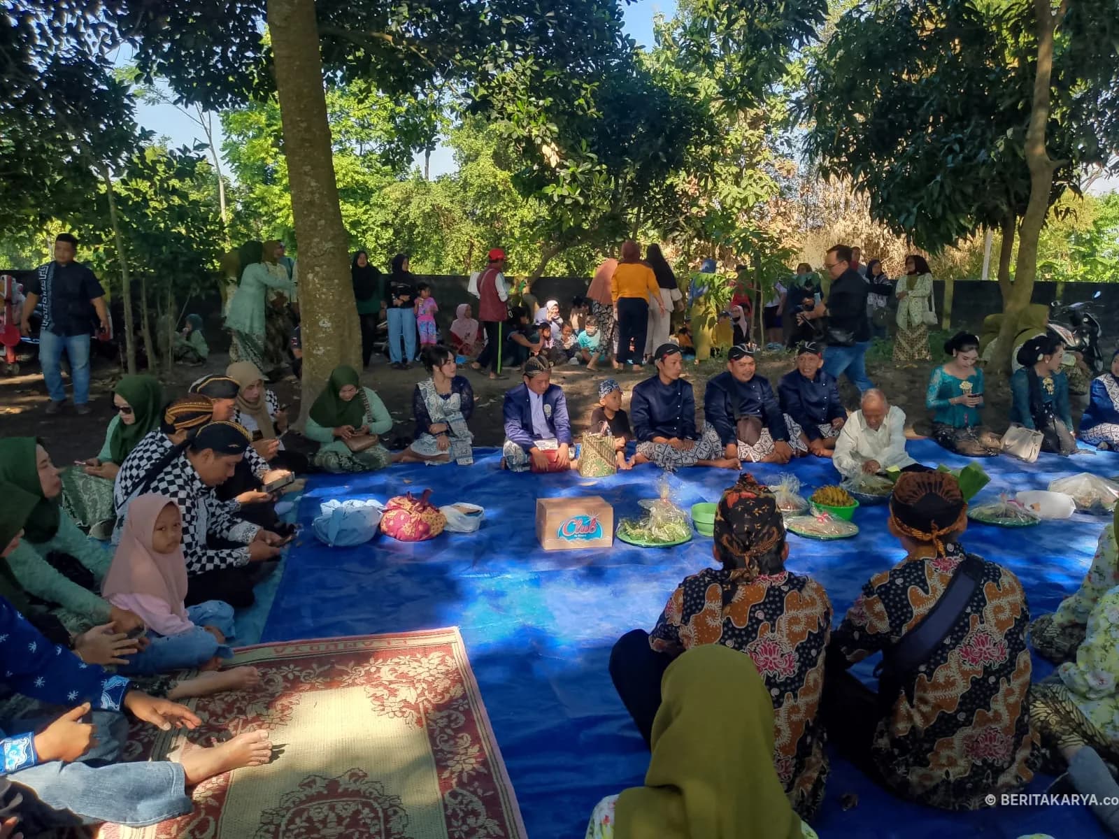 Tradisi Bersih Desa Paron Tetap Lestari, Ribuan Warga Antusias Ikuti Kirab Tumpeng Hasil Bumi dan Ritual Tiga Punden