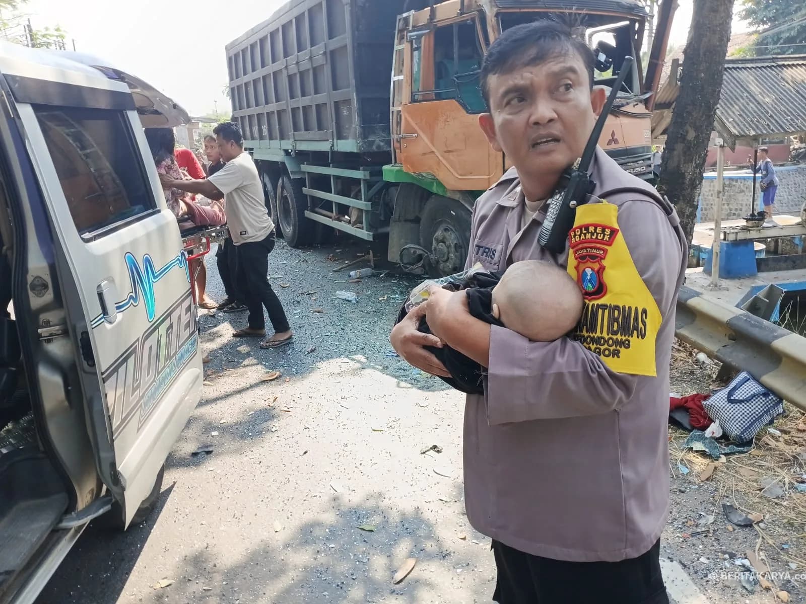 Aksi Heroik Bhabinkamtibmas Polsek Bagor Selamatkan Balita Korban Kecelakaan Bus di Nganjuk, Tuai Apresiasi Masyarakat